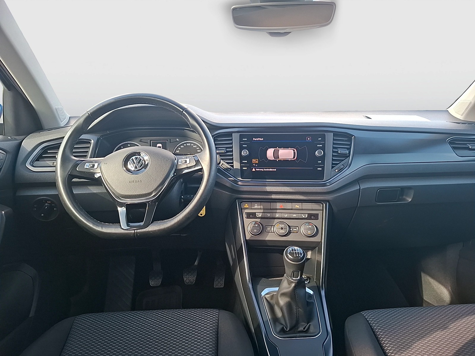 Fahrzeugabbildung Volkswagen T-Roc TSI Basis CarPlay PDC SH LM