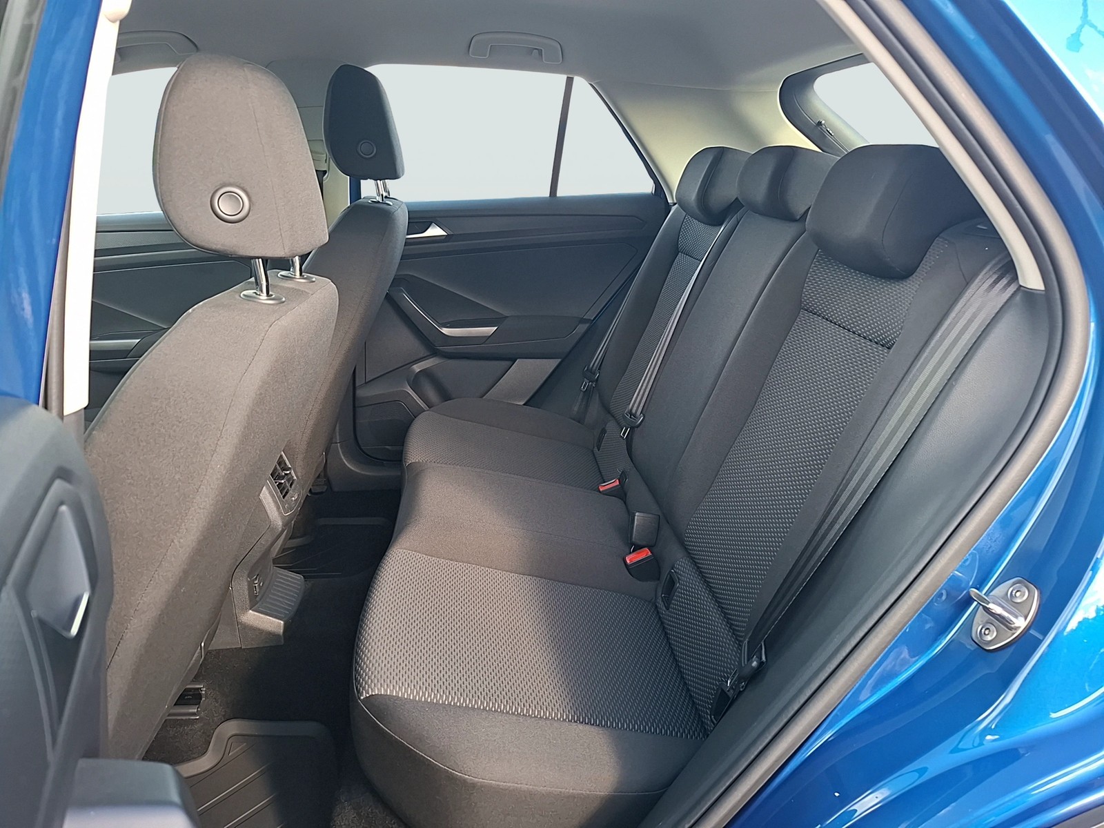 Fahrzeugabbildung Volkswagen T-Roc TSI Basis CarPlay PDC SH LM