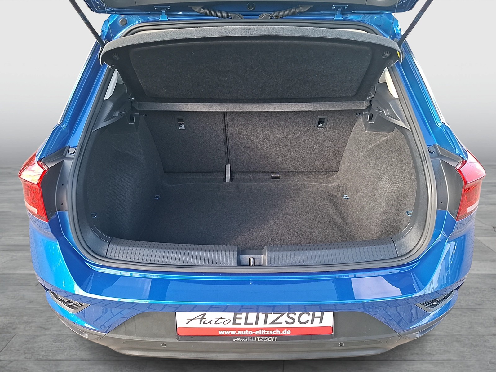 Fahrzeugabbildung Volkswagen T-Roc TSI Basis CarPlay PDC SH LM