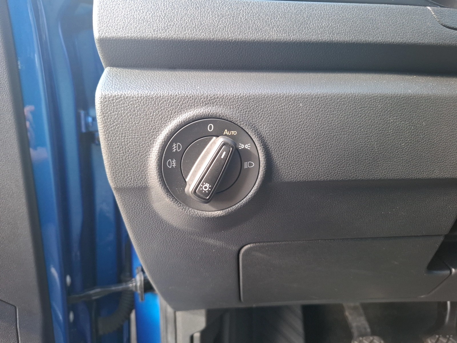 Fahrzeugabbildung Volkswagen T-Roc TSI Basis CarPlay PDC SH LM