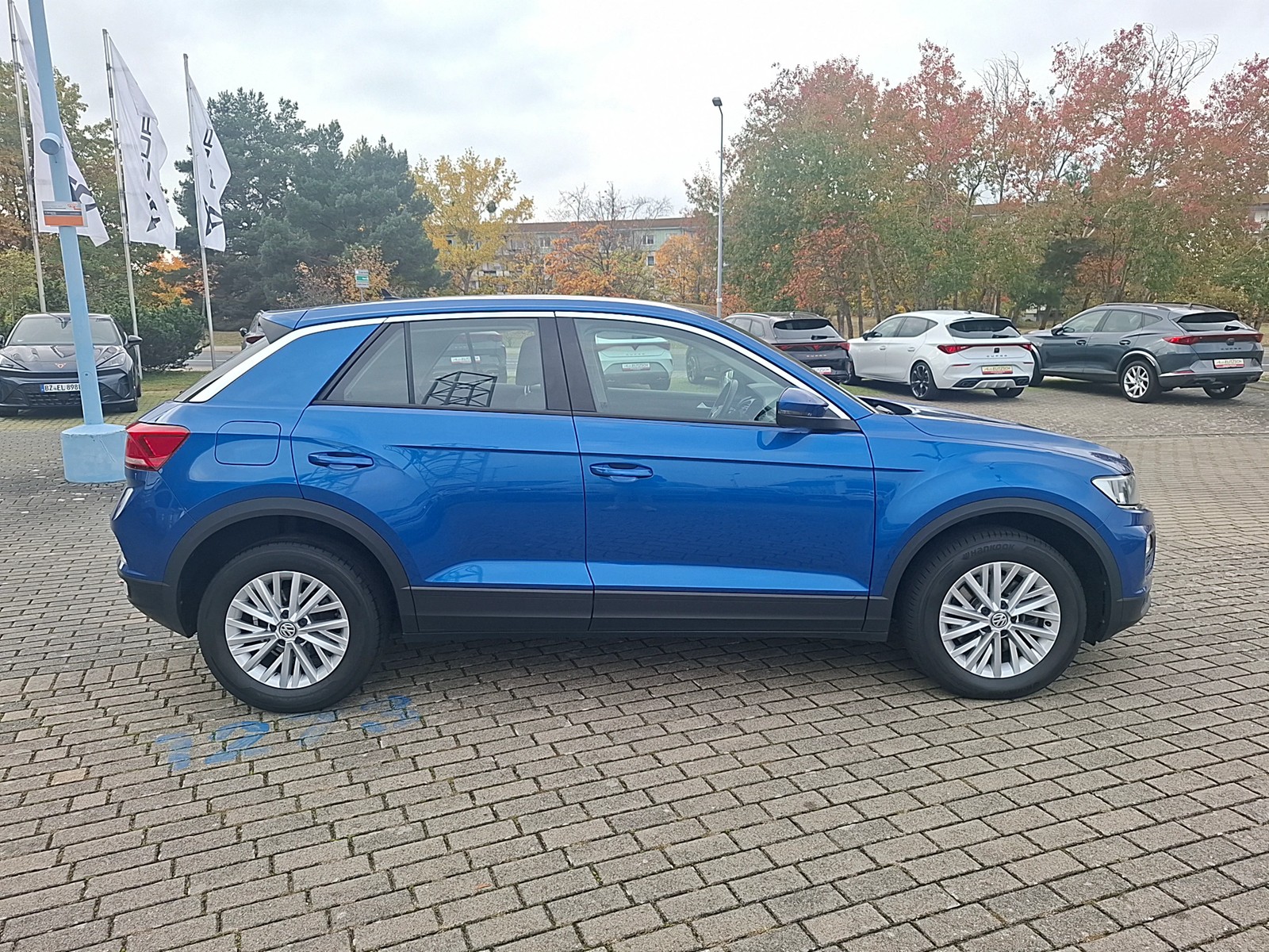 Fahrzeugabbildung Volkswagen T-Roc TSI Basis CarPlay PDC SH LM