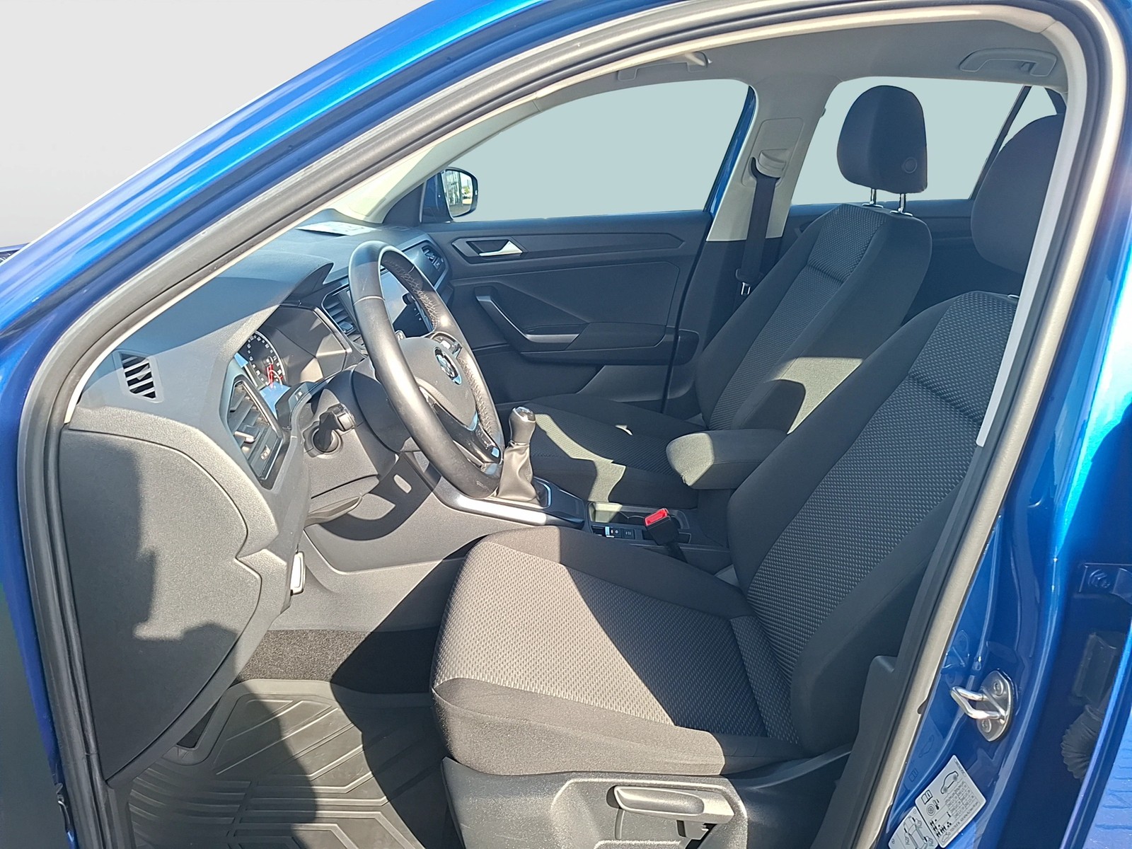 Fahrzeugabbildung Volkswagen T-Roc TSI Basis CarPlay PDC SH LM