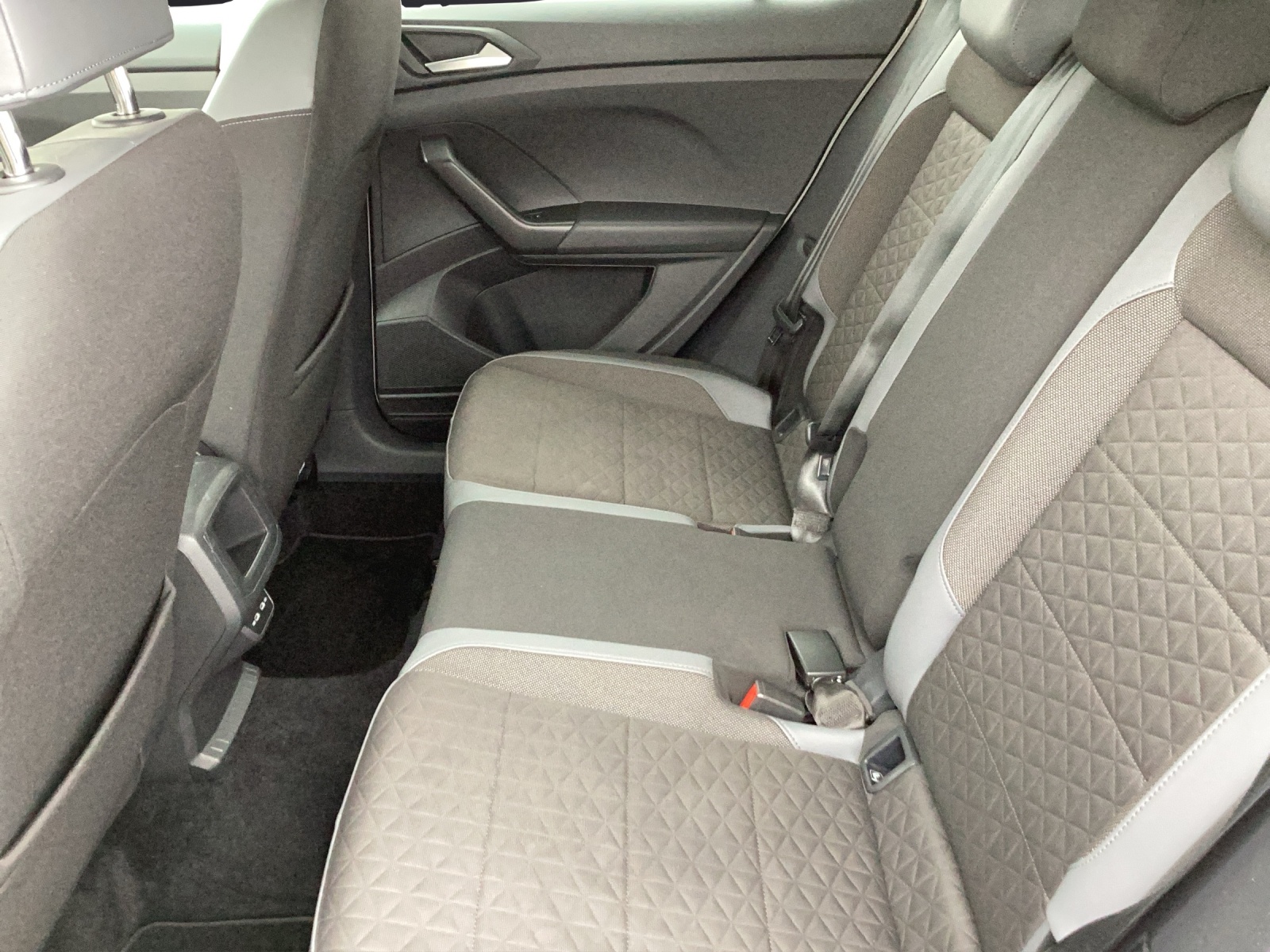 Fahrzeugabbildung Volkswagen T-Cross TSI Style DSG LED AID ACC PDC SH 17