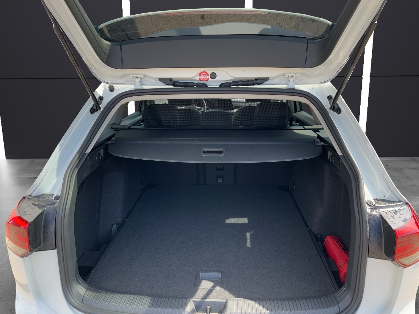 Fahrzeugabbildung Volkswagen Golf VIII Variant eTSI Active DSG DSG NAVI LED AppConnect