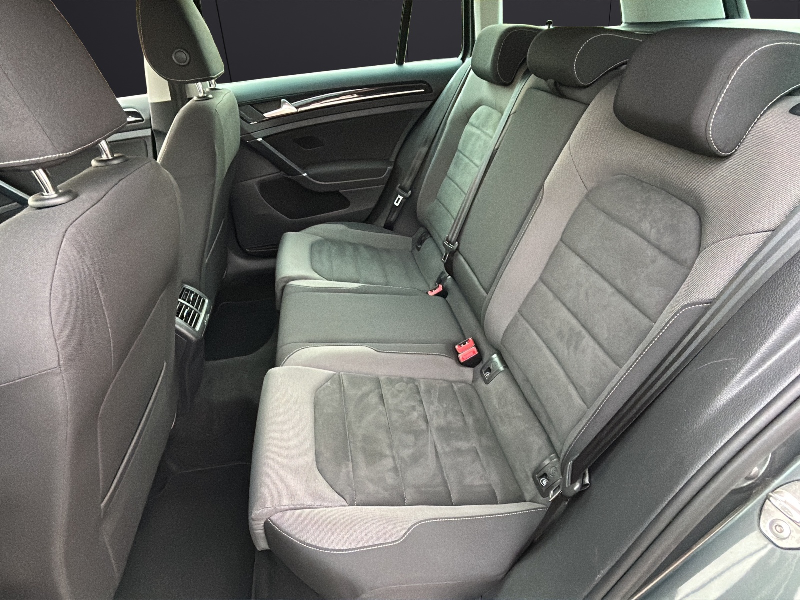 Fahrzeugabbildung Volkswagen Golf VII Variant Highline TSI DSG LED ACC SH Massage PDC Climatronic Navi