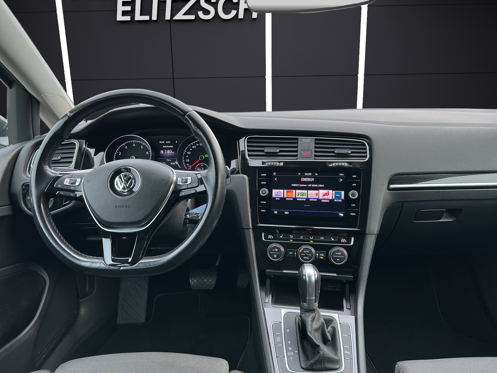 Fahrzeugabbildung Volkswagen Golf VII Variant Highline TSI DSG LED ACC SH Massage PDC Climatronic Navi