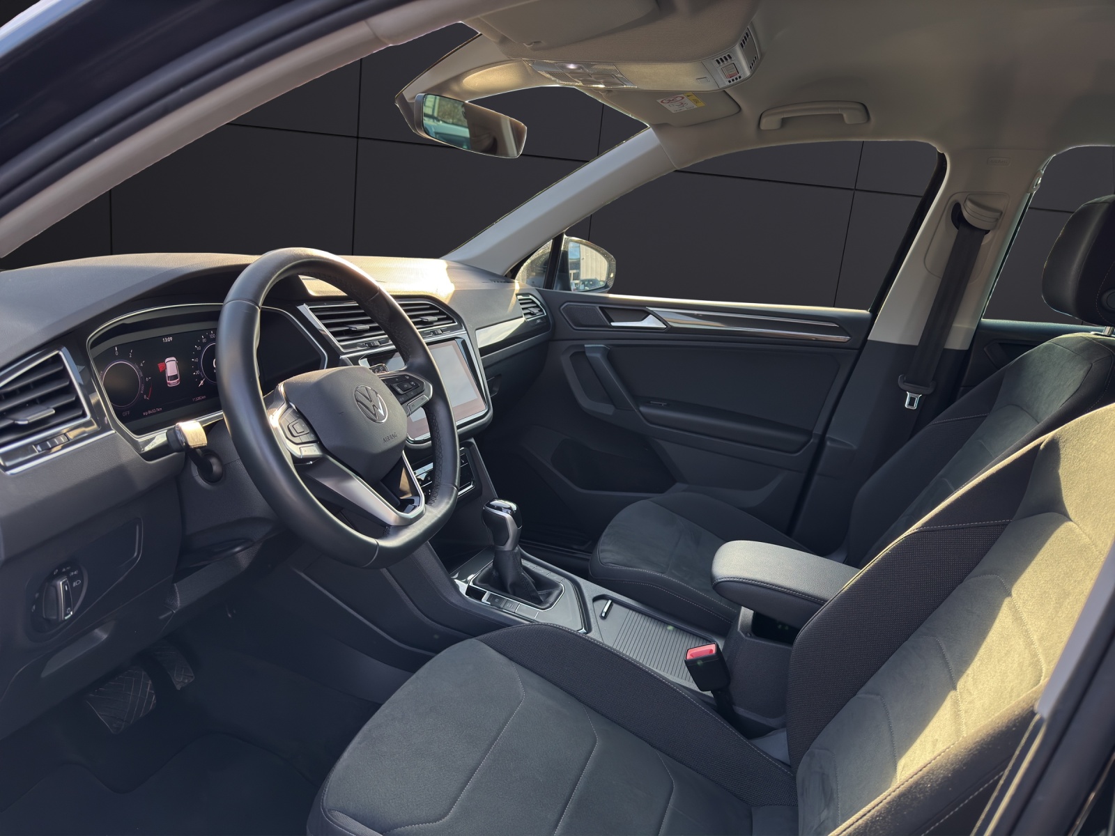 Fahrzeugabbildung Volkswagen Tiguan eHybrid Elegance DSG Matrix Navi AID ACC RFK SH LM