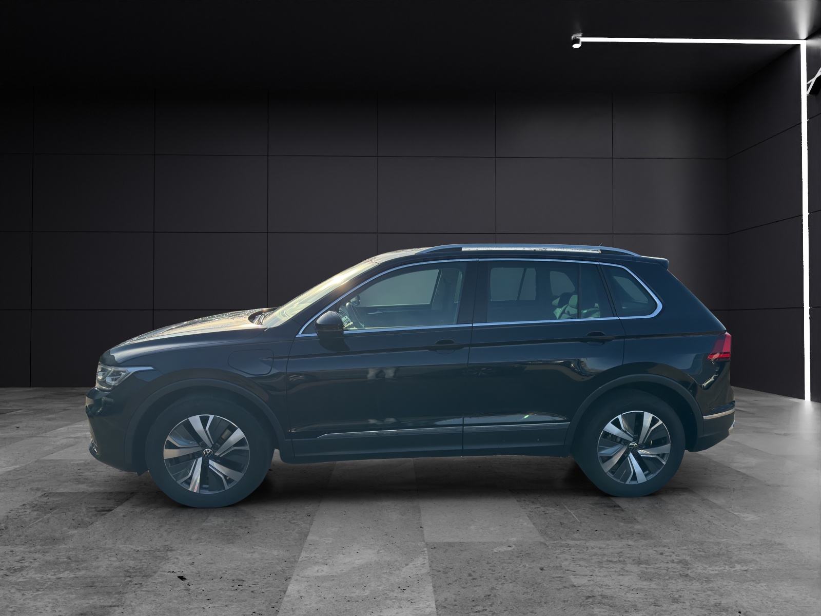 Fahrzeugabbildung Volkswagen Tiguan eHybrid Elegance DSG Matrix Navi AID ACC RFK SH LM