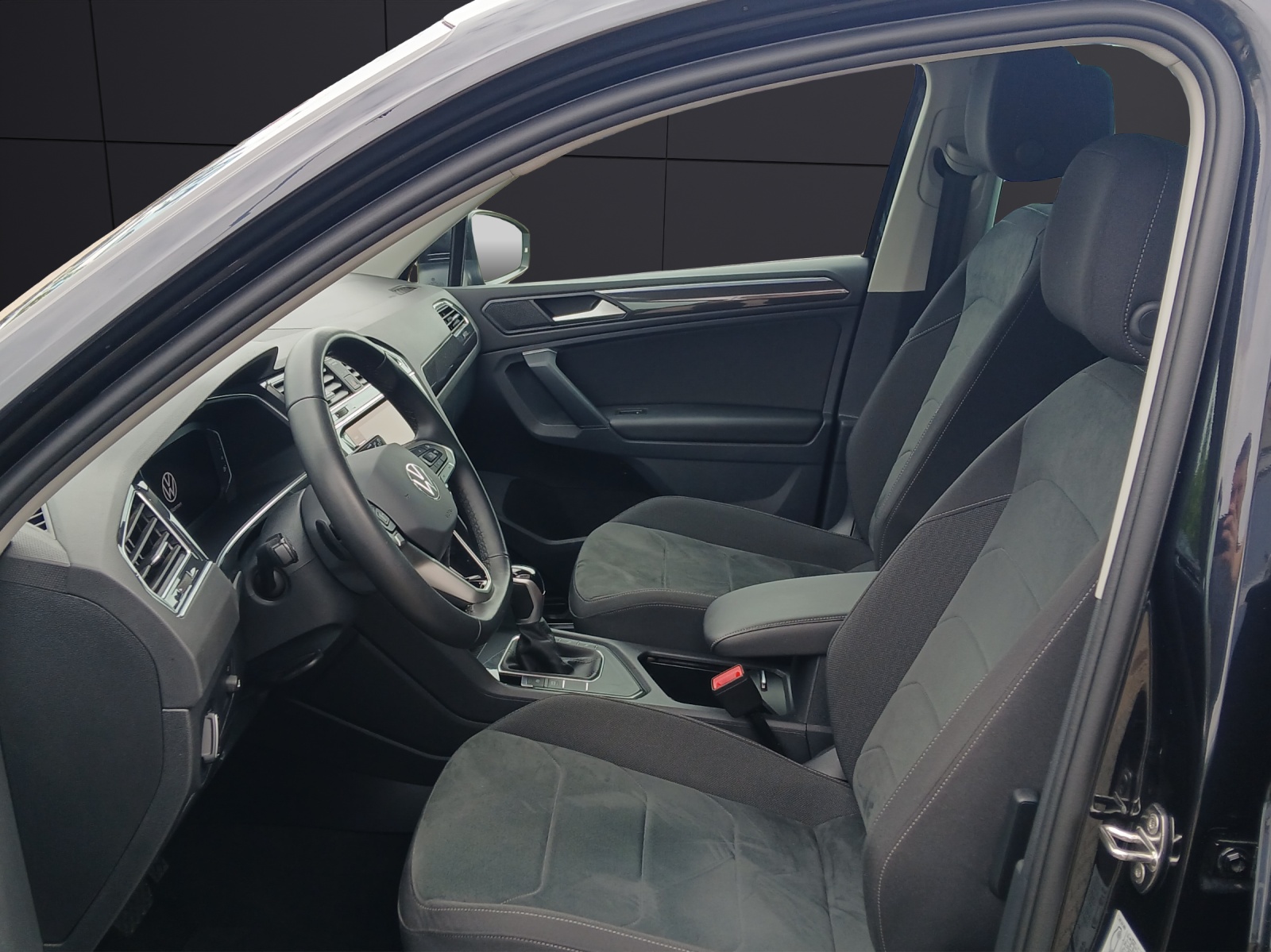 Fahrzeugabbildung Volkswagen Tiguan TSI Elegance DSG Matrix Navi AHK ACC HUD AID