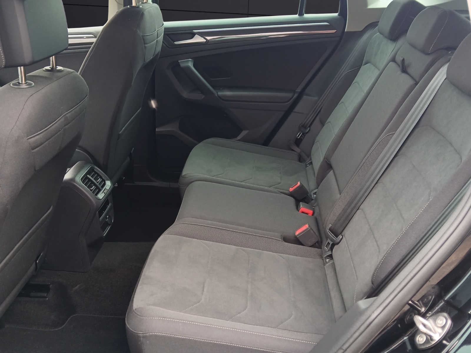 Fahrzeugabbildung Volkswagen Tiguan TSI Elegance DSG Matrix Navi AHK ACC HUD AID