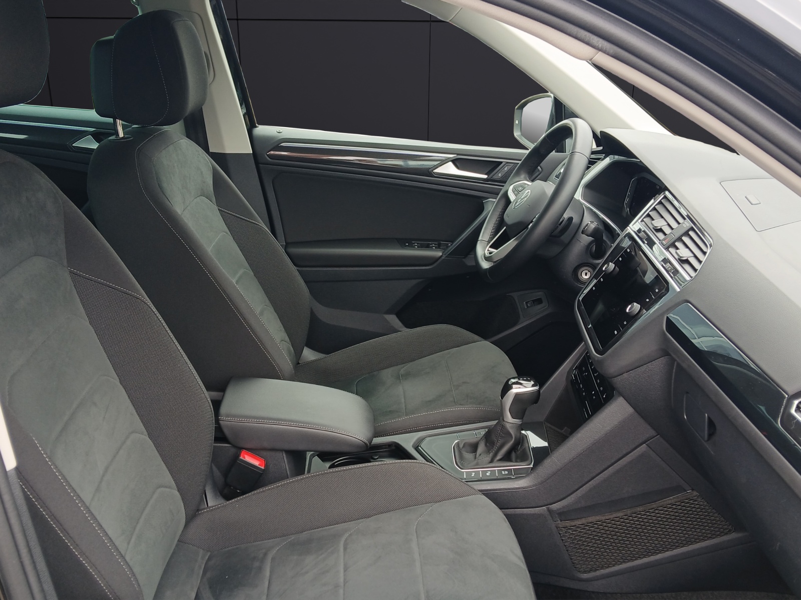 Fahrzeugabbildung Volkswagen Tiguan TSI Elegance DSG Matrix Navi AHK ACC HUD AID