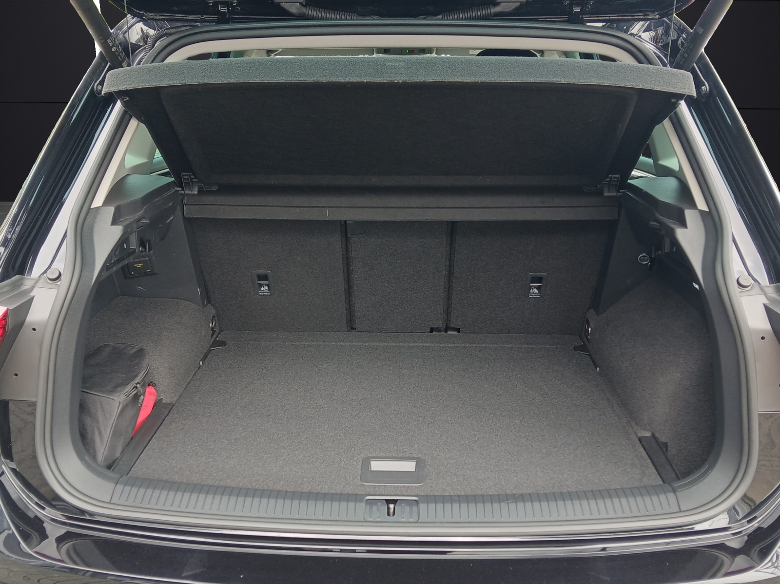 Fahrzeugabbildung Volkswagen Tiguan TSI Elegance DSG Matrix Navi AHK ACC HUD AID