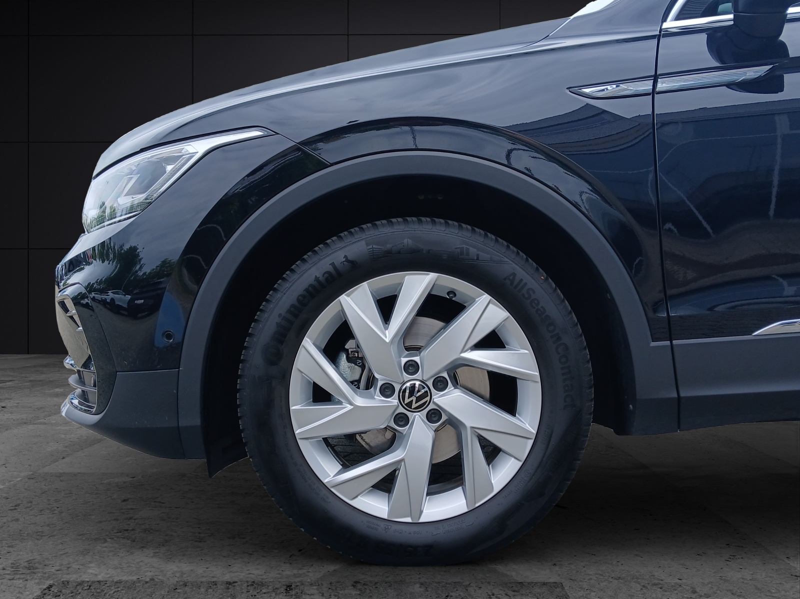 Fahrzeugabbildung Volkswagen Tiguan TSI Elegance DSG Matrix Navi AHK ACC HUD AID
