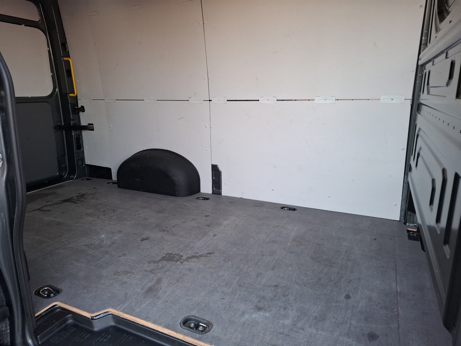 Fahrzeugabbildung Volkswagen Crafter Kasten 35 MR HD AHK Navi Klima GRA RFK