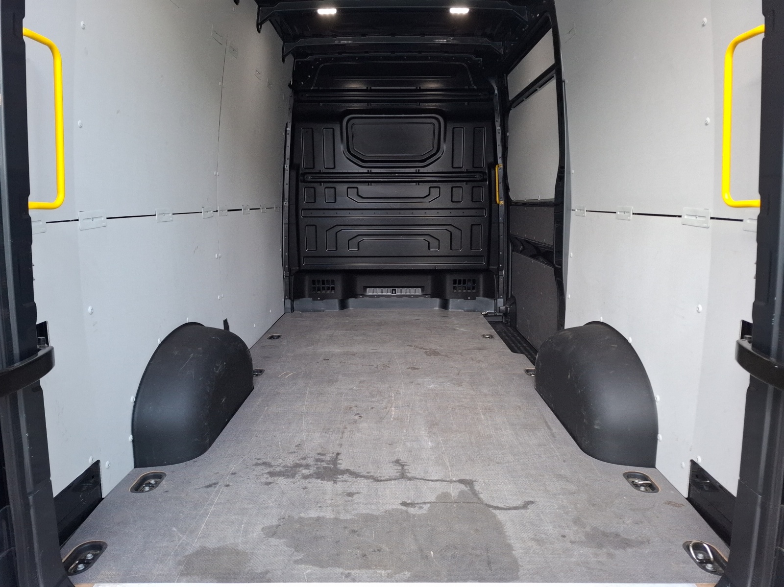 Fahrzeugabbildung Volkswagen Crafter Kasten 35 MR HD AHK Navi Klima GRA RFK