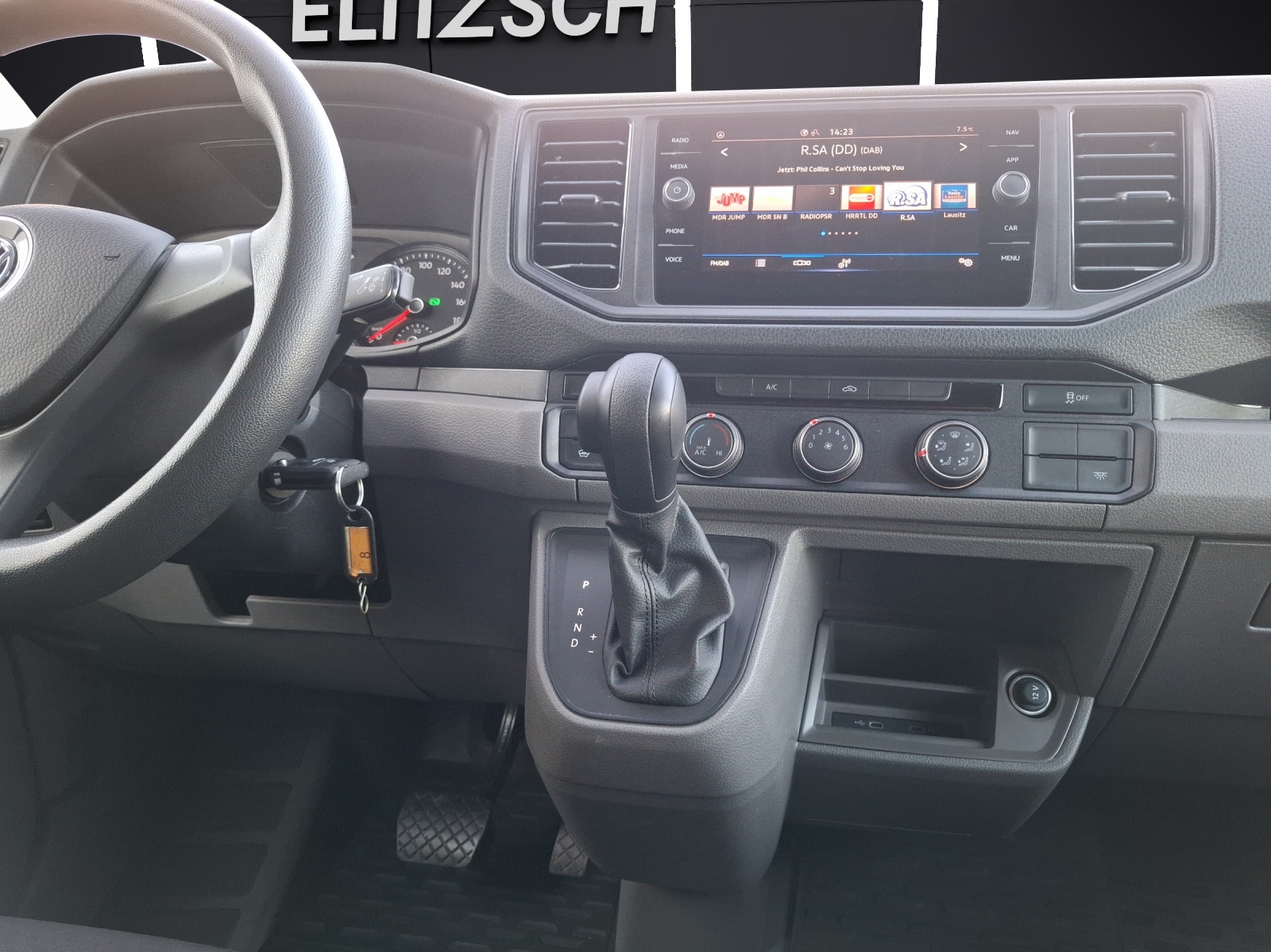 Fahrzeugabbildung Volkswagen Crafter Kasten 35 MR HD AHK Navi Klima GRA RFK