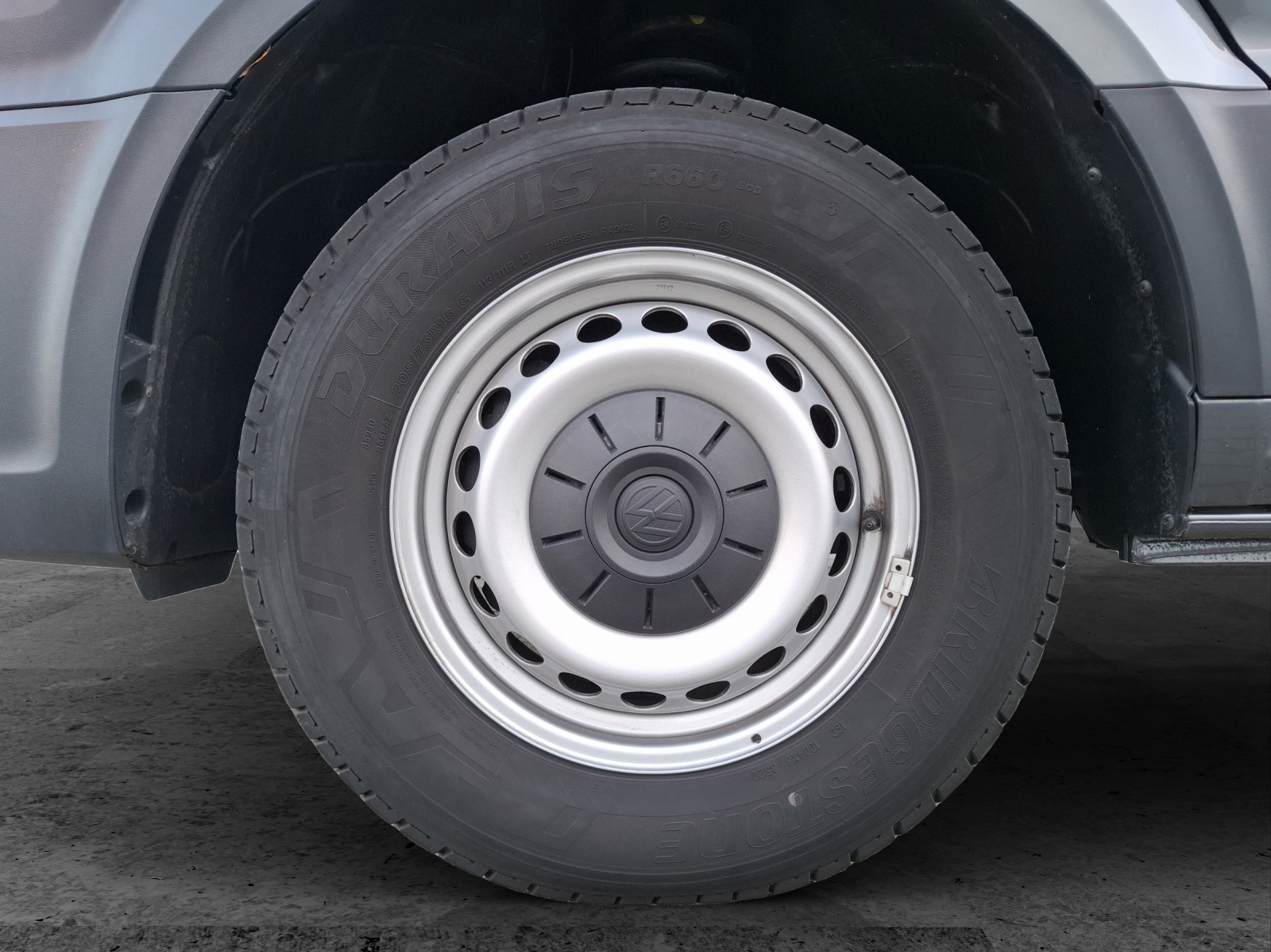 Fahrzeugabbildung Volkswagen Crafter Kasten 35 MR HD AHK Navi Klima GRA RFK