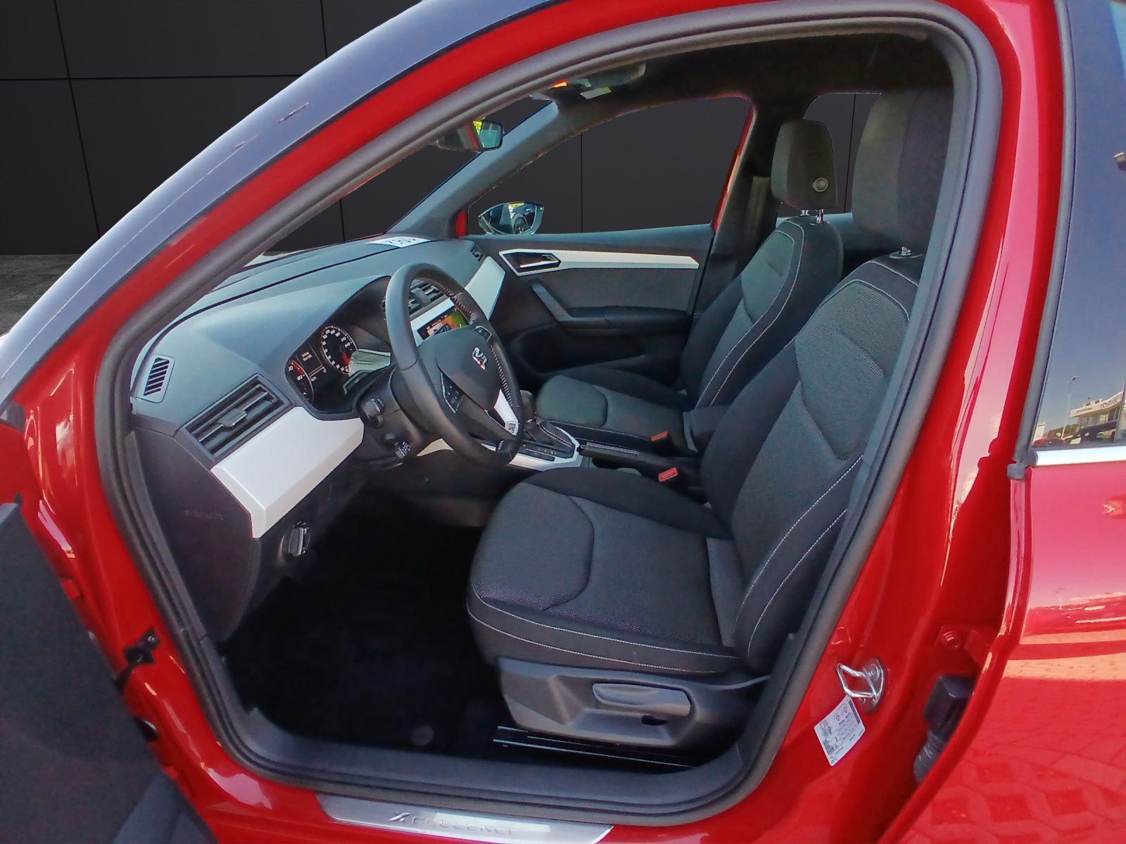 Fahrzeugabbildung SEAT Arona TSI Xcellence DSG LED AHK Navi ACC RFK SH LM
