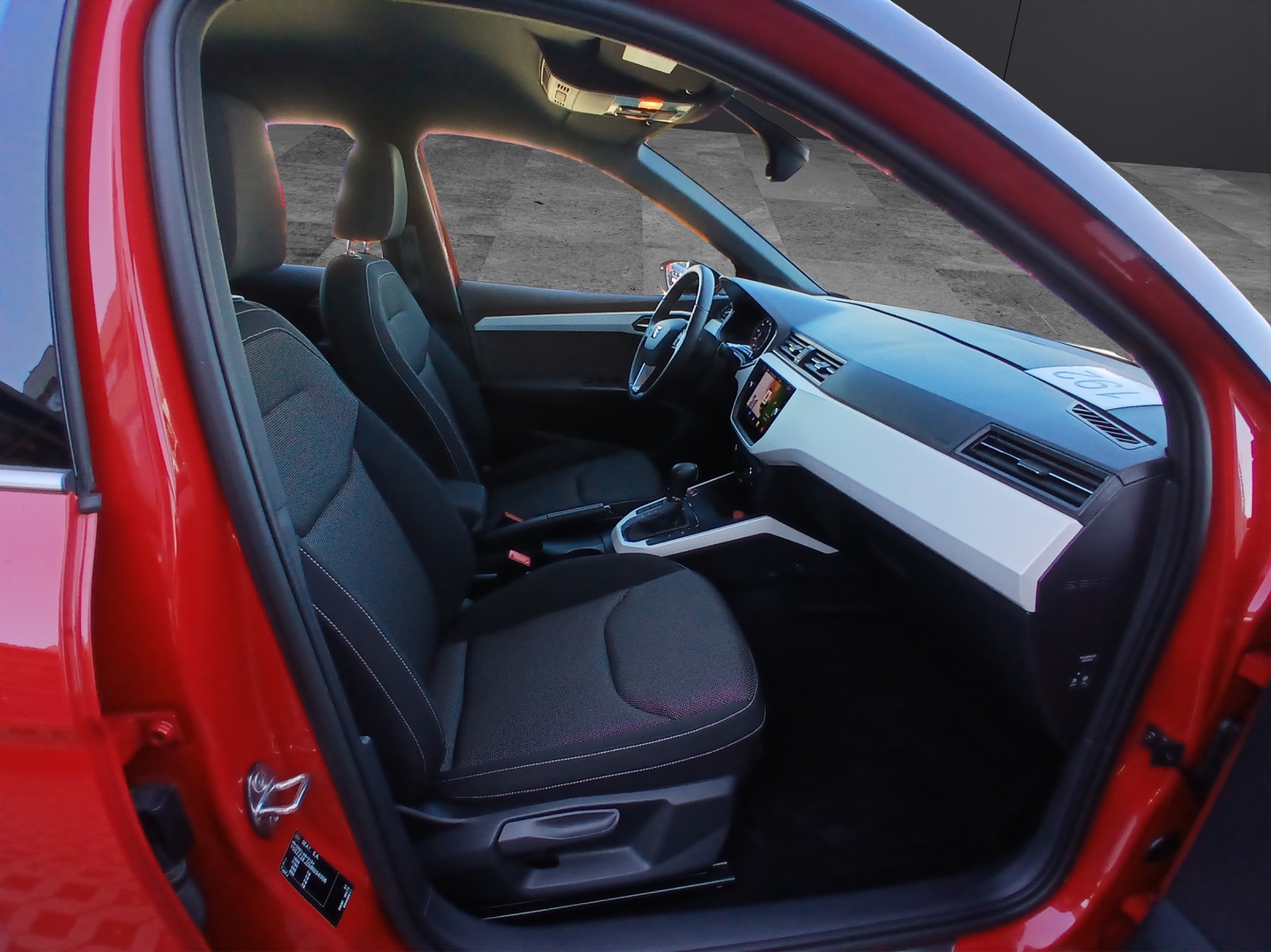 Fahrzeugabbildung SEAT Arona TSI Xcellence DSG LED AHK Navi ACC RFK SH LM