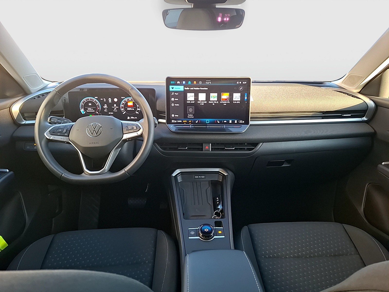 Fahrzeugabbildung Volkswagen T-Roc eTSI Life DSG LEDplus Navi AID ACC RFK SHZ