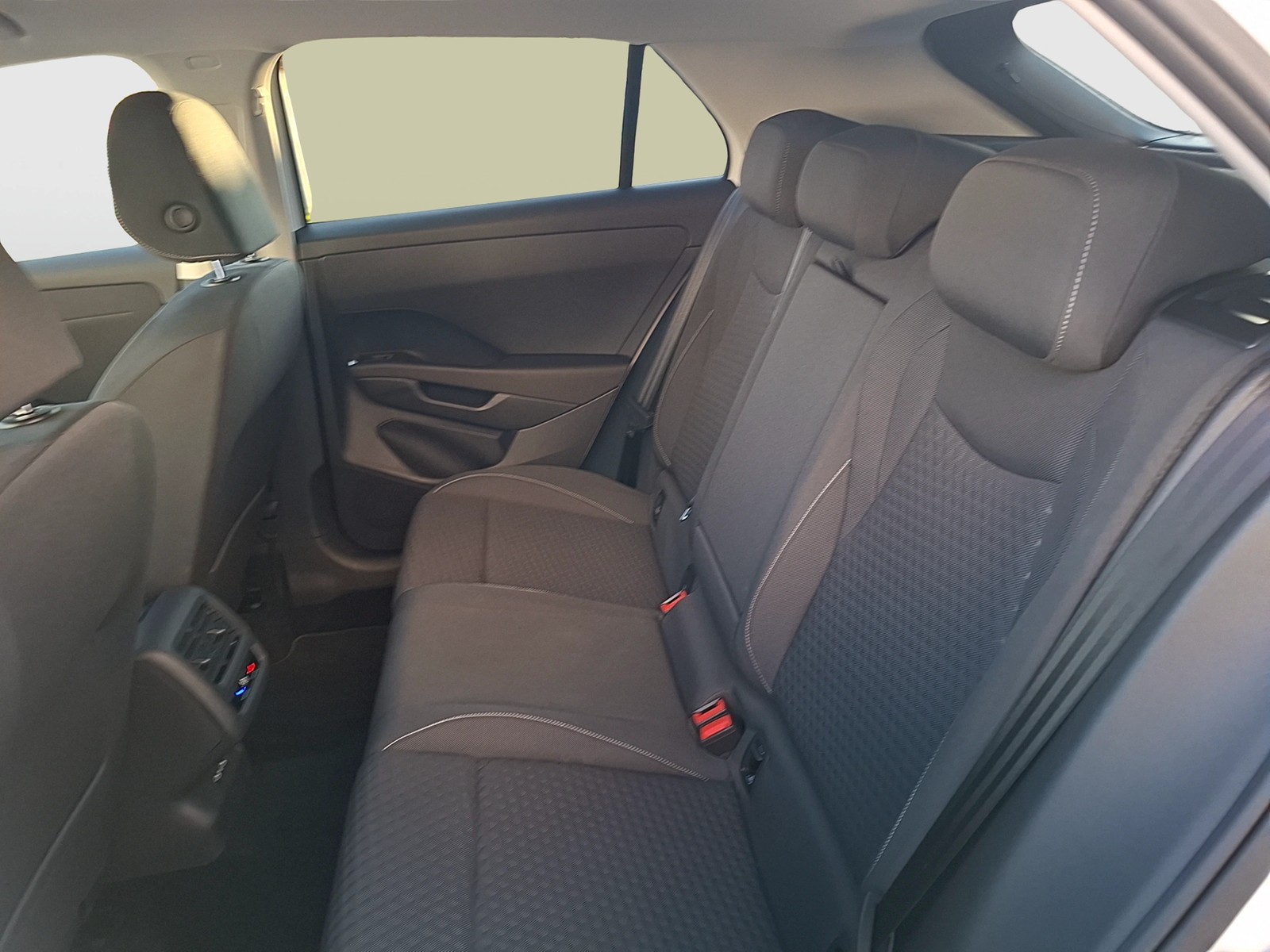 Fahrzeugabbildung Volkswagen T-Roc eTSI Life DSG LEDplus Navi AID ACC RFK SHZ