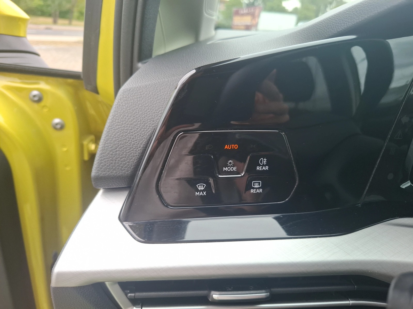 Fahrzeugabbildung Volkswagen Golf VIII TSI Life LED Navi AID ACC PDC SHZ