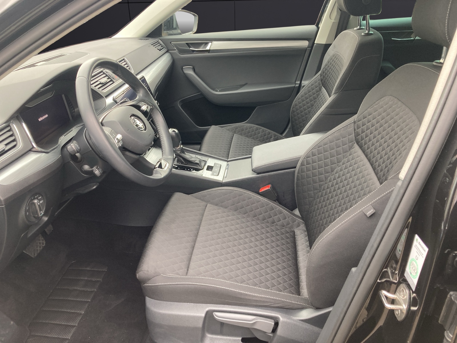 Fahrzeugabbildung SKODA Superb Combi TDI Ambition DSG LED Navi AID ACC RFK SH