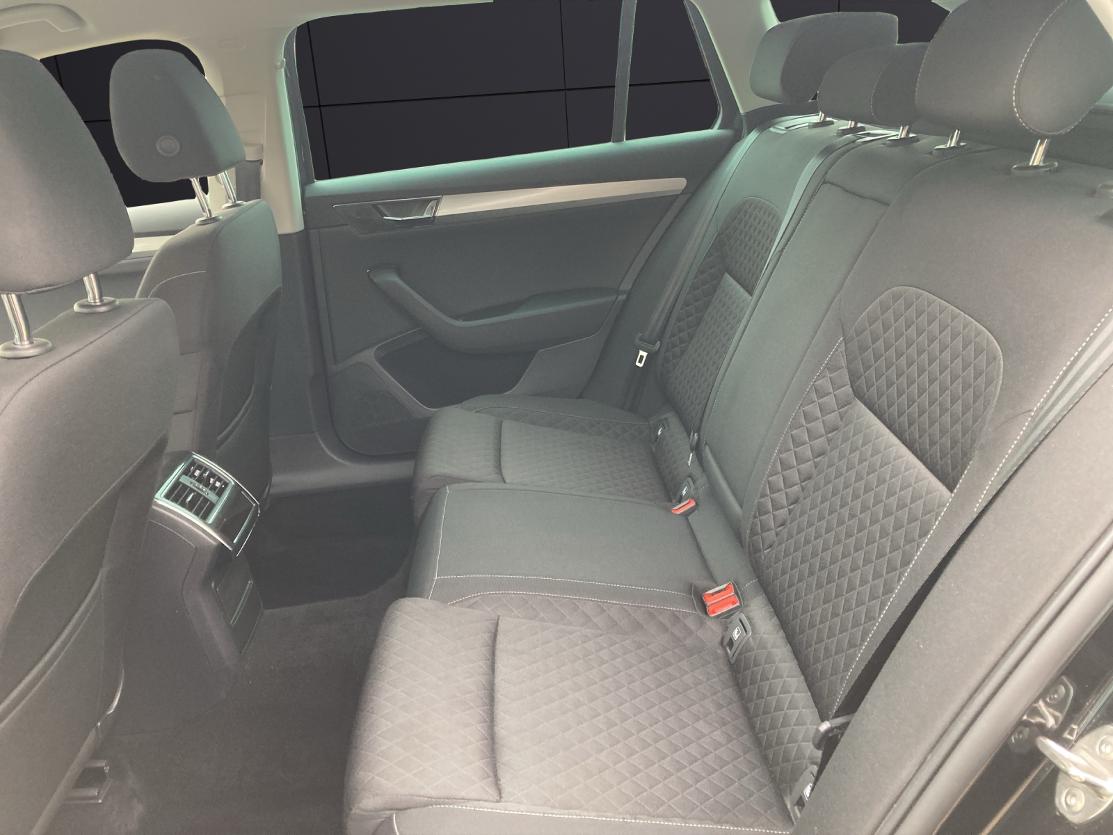 Fahrzeugabbildung SKODA Superb Combi TDI Ambition DSG LED Navi AID ACC RFK SH