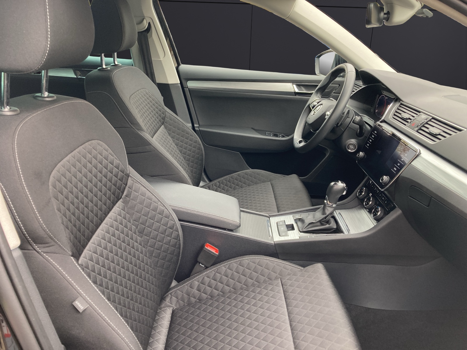 Fahrzeugabbildung SKODA Superb Combi TDI Ambition DSG LED Navi AID ACC RFK SH