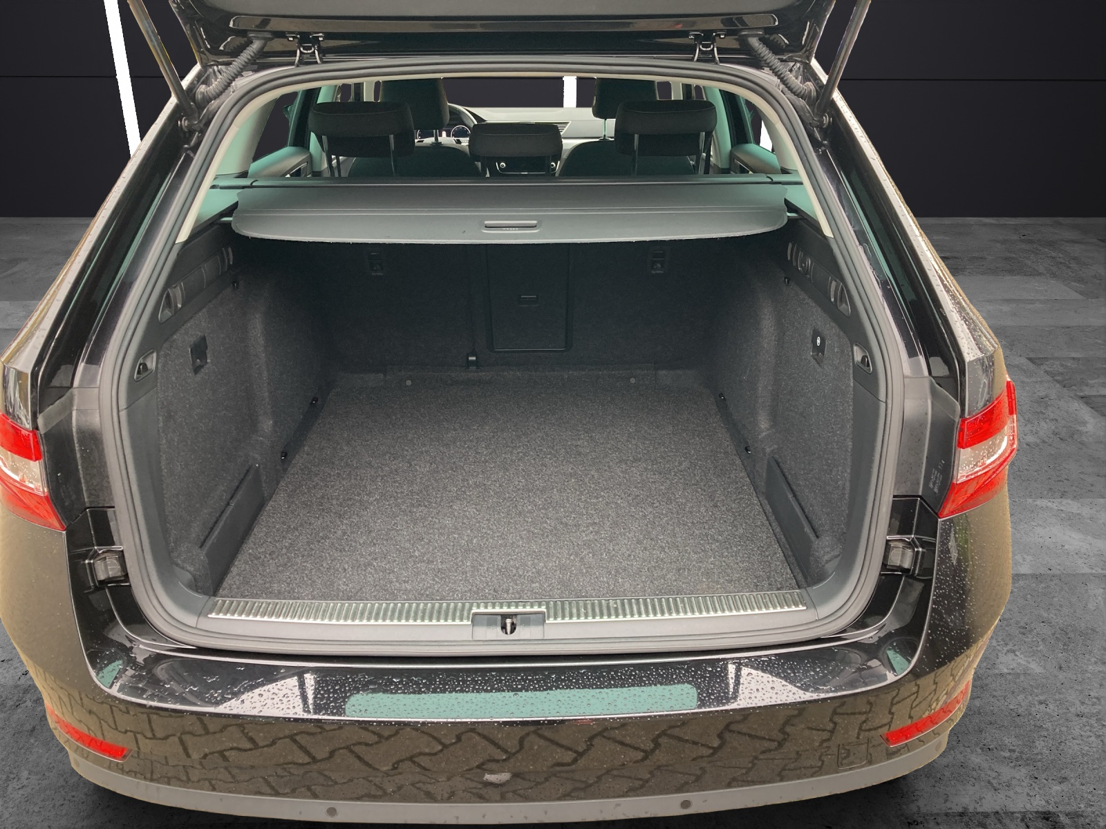 Fahrzeugabbildung SKODA Superb Combi TDI Ambition DSG LED Navi AID ACC RFK SH