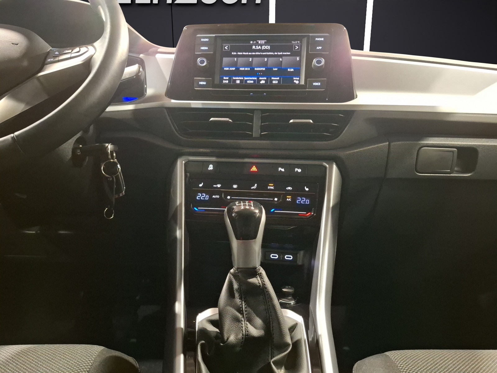 Fahrzeugabbildung Volkswagen T-Roc TSI Life STH LED Park-Assist SH LM