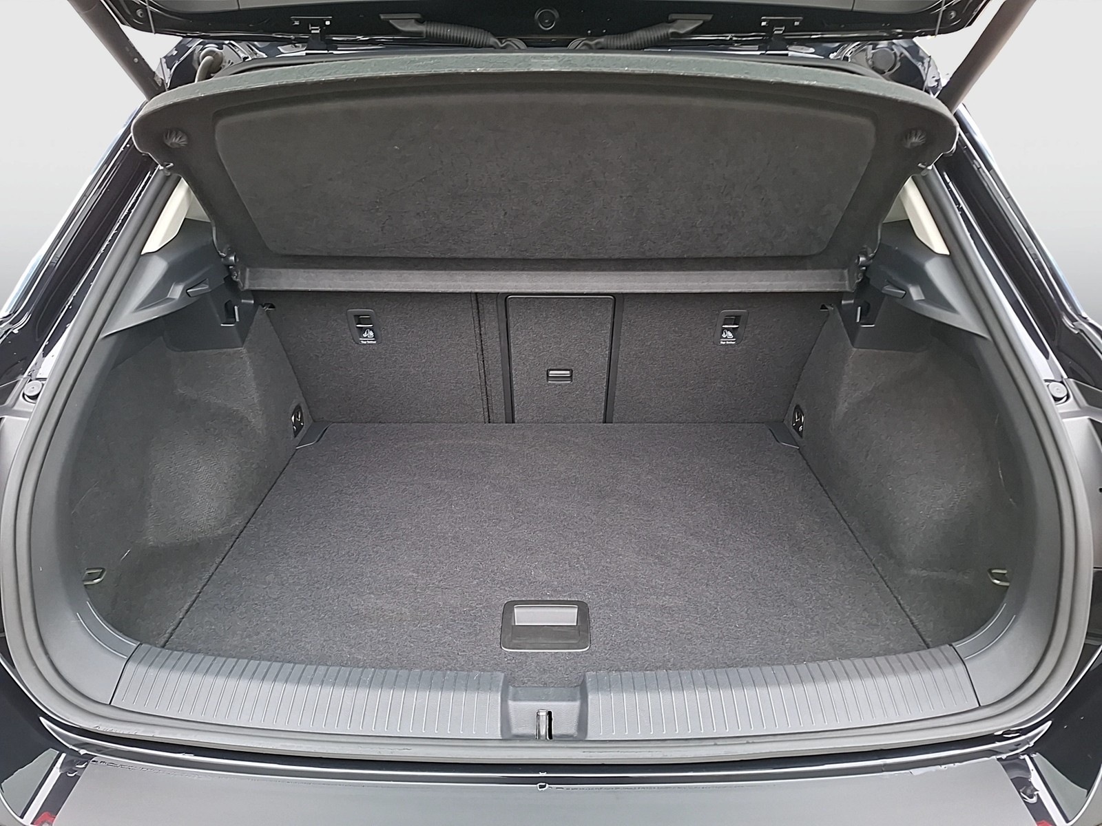 Fahrzeugabbildung Volkswagen T-Roc TSI Style DSG Matrix AHK Navi AID ACC RFK SH