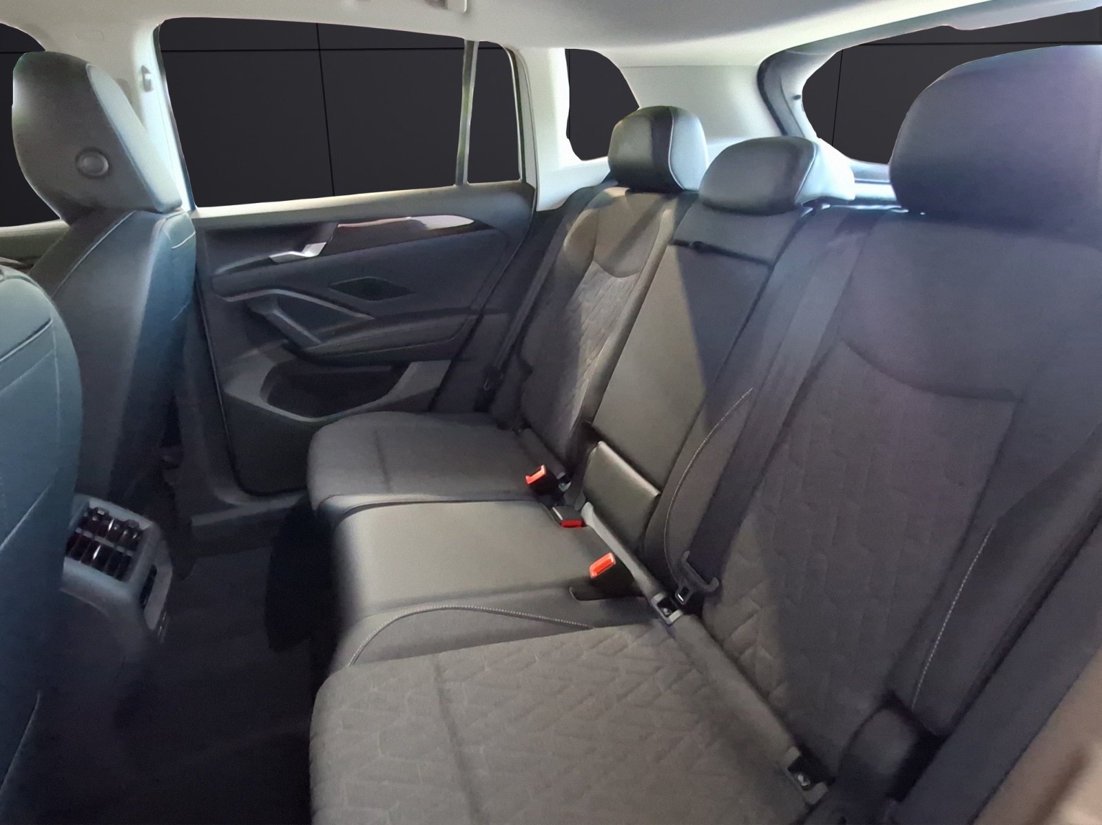 Fahrzeugabbildung Volkswagen Tiguan eTSI Life DSG LED AHK Navi AID ACC RFK SH