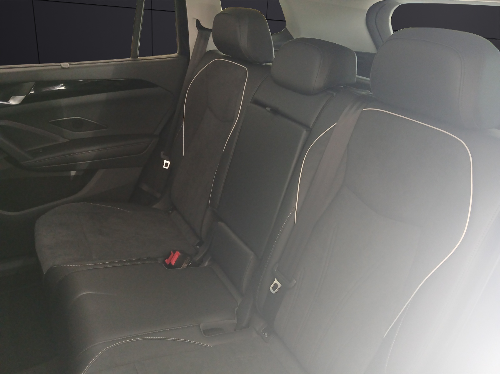 Fahrzeugabbildung Volkswagen Tayron 2.0 TDI 110 kW Elegance AHZV IQ.LIGHT Ganzjahresreifen
