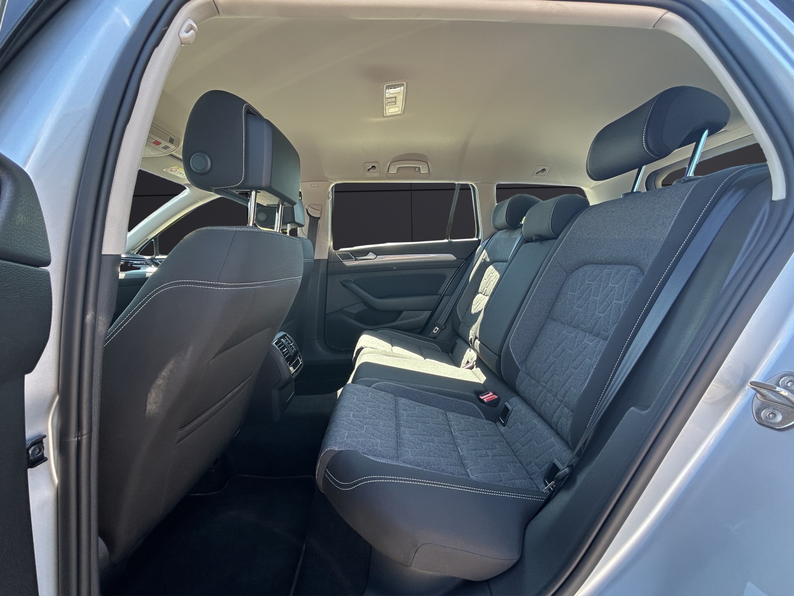 Fahrzeugabbildung Volkswagen Passat Variant TDI Business DSG LED Navi ACC AHK Kamera SHZ