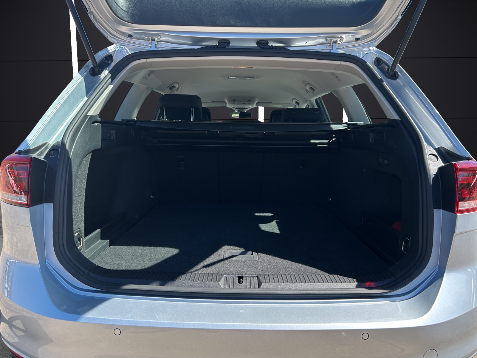 Fahrzeugabbildung Volkswagen Passat Variant TDI Business DSG LED Navi ACC AHK Kamera SHZ