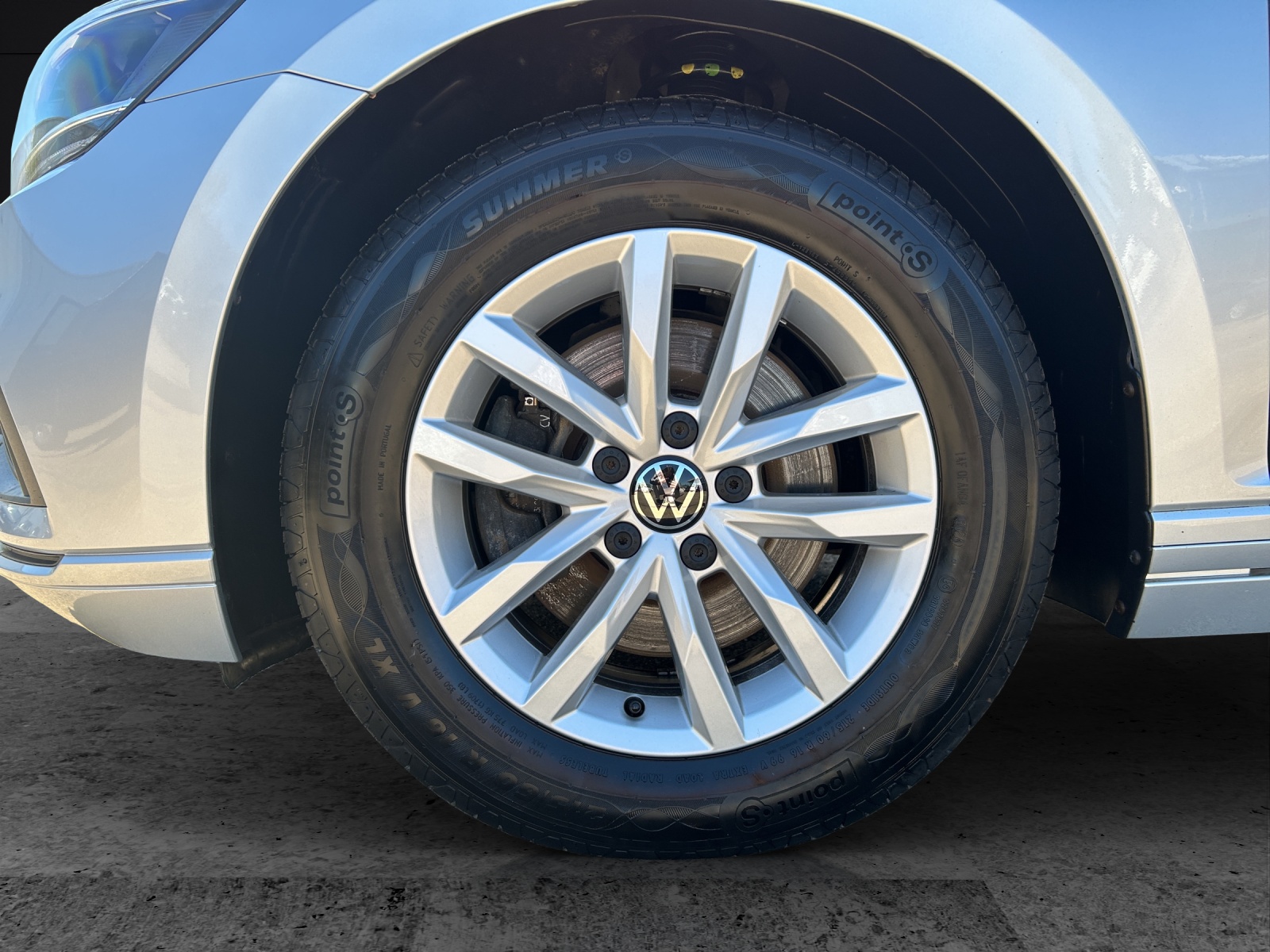 Fahrzeugabbildung Volkswagen Passat Variant TDI Business DSG LED Navi ACC AHK Kamera SHZ