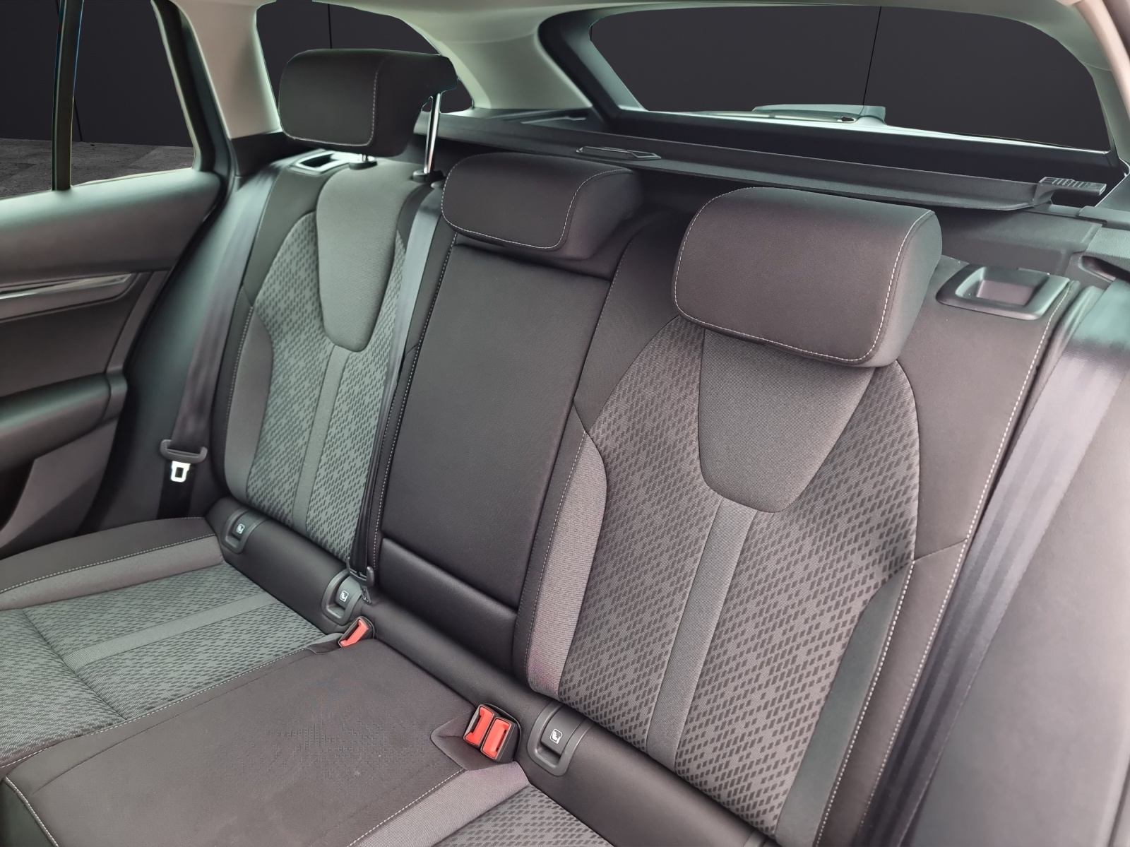 Fahrzeugabbildung SKODA Octavia Combi TDI First-Edition DSG LED Navi PDC SH