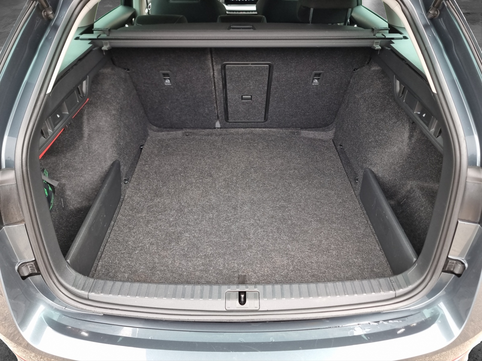 Fahrzeugabbildung SKODA Octavia Combi TDI First-Edition DSG LED Navi PDC SH