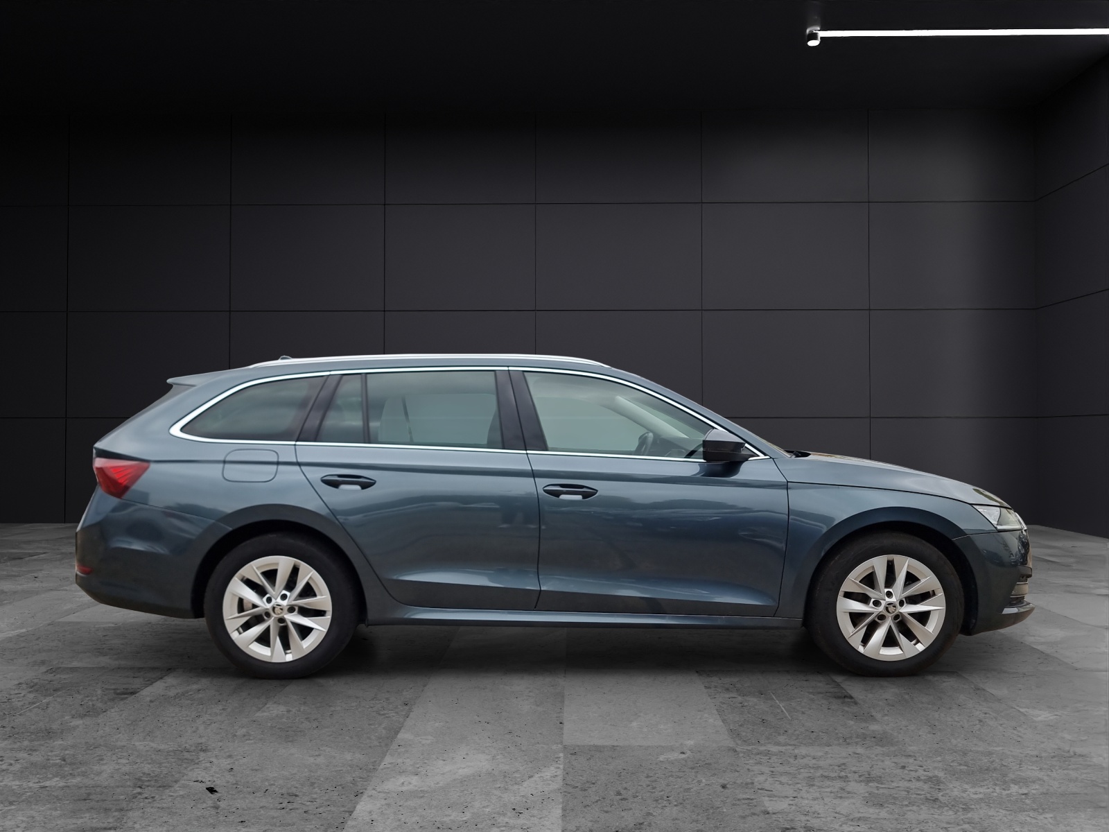 Fahrzeugabbildung SKODA Octavia Combi TDI First-Edition DSG LED Navi PDC SH