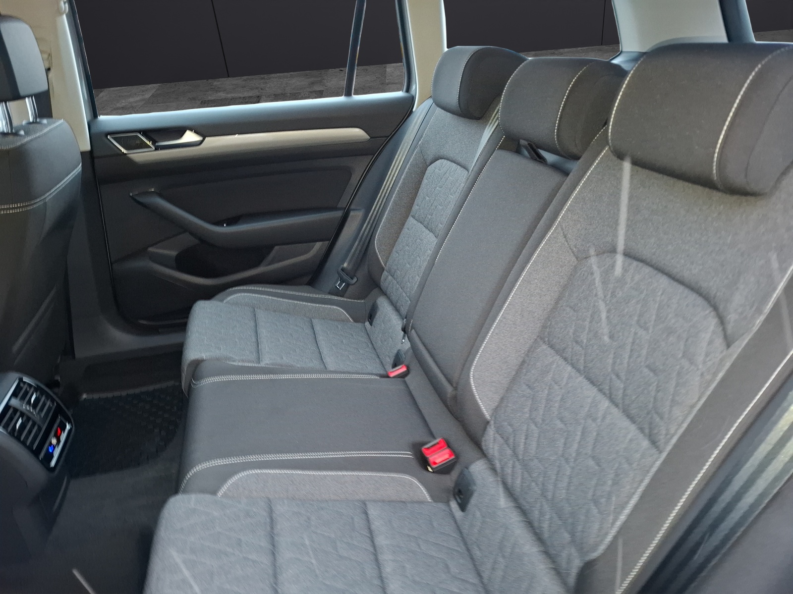 Fahrzeugabbildung Volkswagen Passat Variant TDI Business DSG 4M LED Navi ACC RFK SH