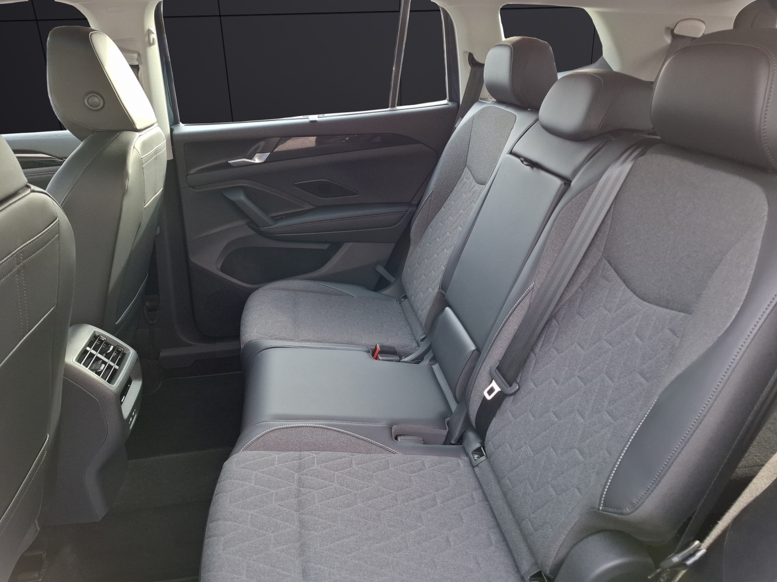 Fahrzeugabbildung Volkswagen Tayron eTSI Life DSG 7-Si Matrix AHK Navi AID ACC RFK SH