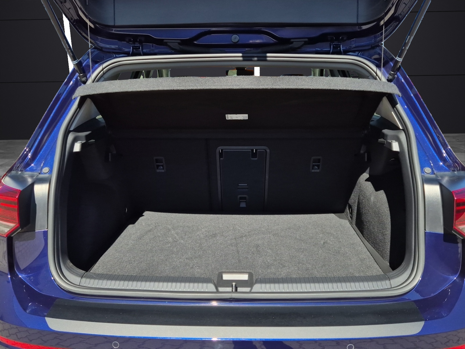 Fahrzeugabbildung Volkswagen Golf VIII TSI Active LED Navi AID ACC SH LHZ LM