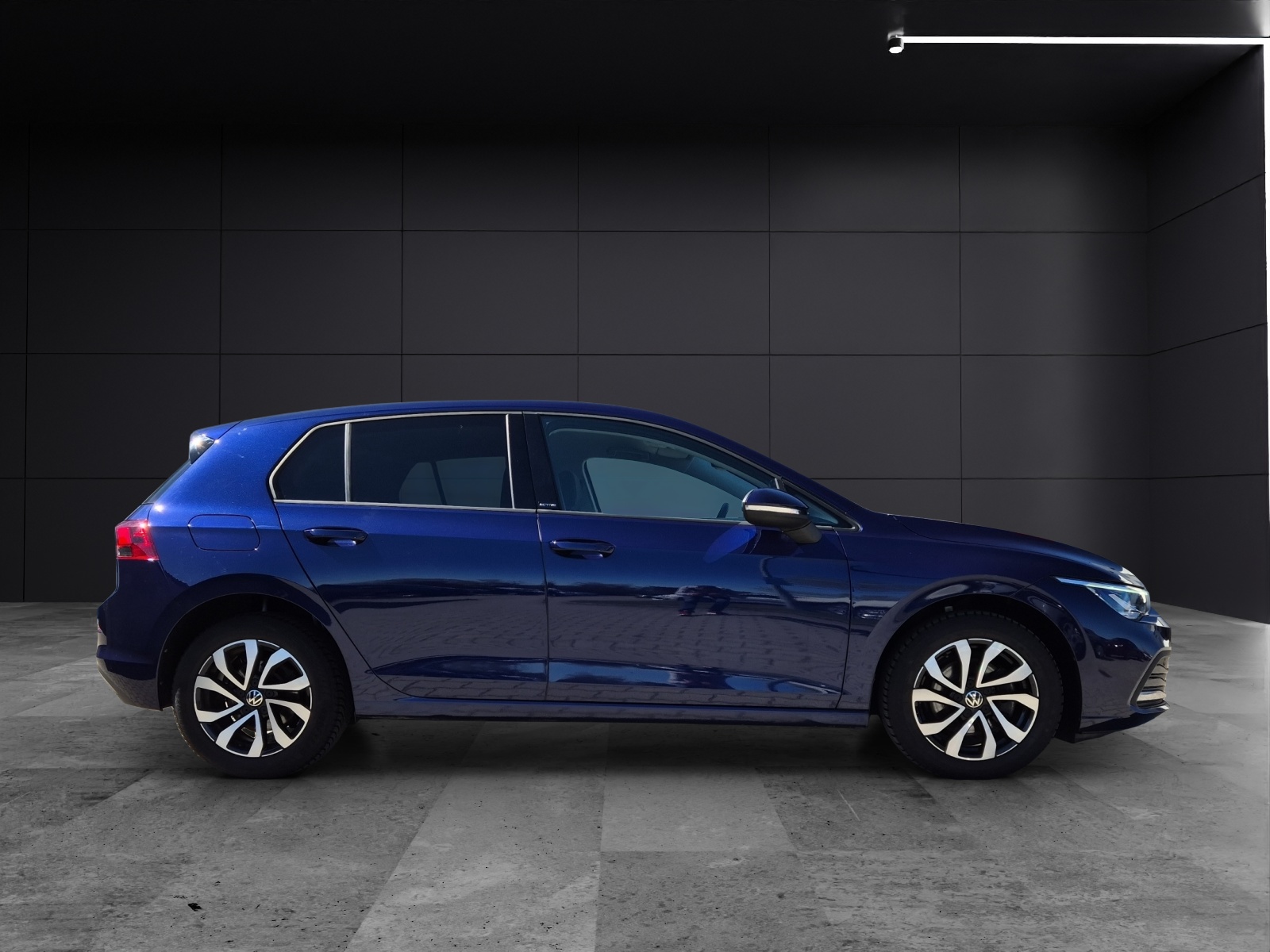 Fahrzeugabbildung Volkswagen Golf VIII TSI Active LED Navi AID ACC SH LHZ LM