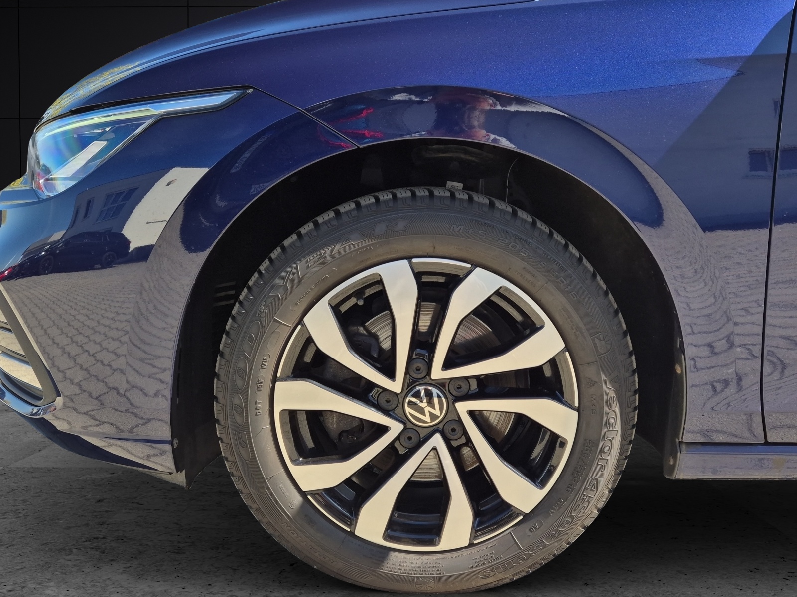 Fahrzeugabbildung Volkswagen Golf VIII TSI Active LED Navi AID ACC SH LHZ LM