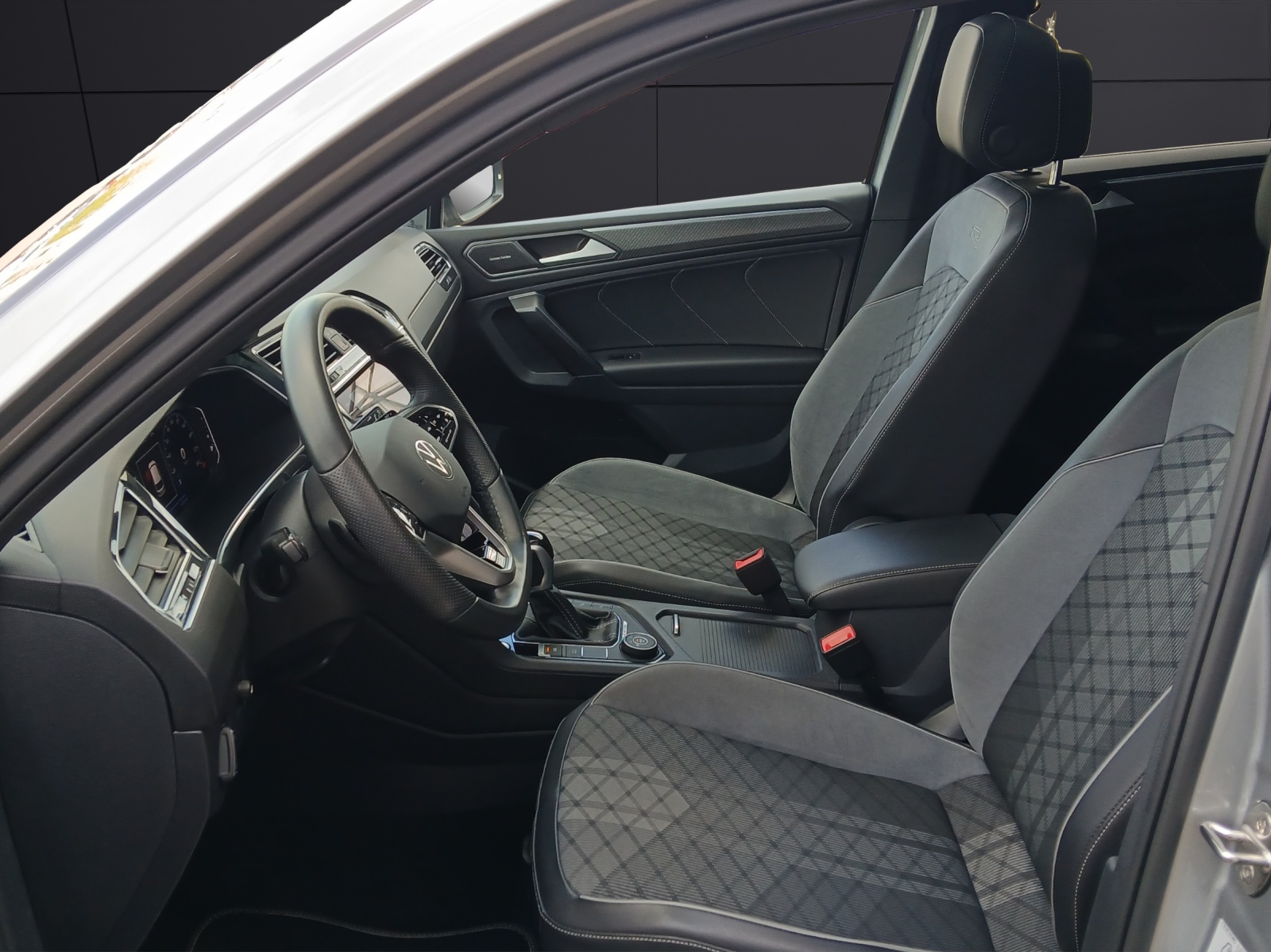 Fahrzeugabbildung Volkswagen Tiguan Allspace TSI R-Line DSG 4M LED PANO RFK SH