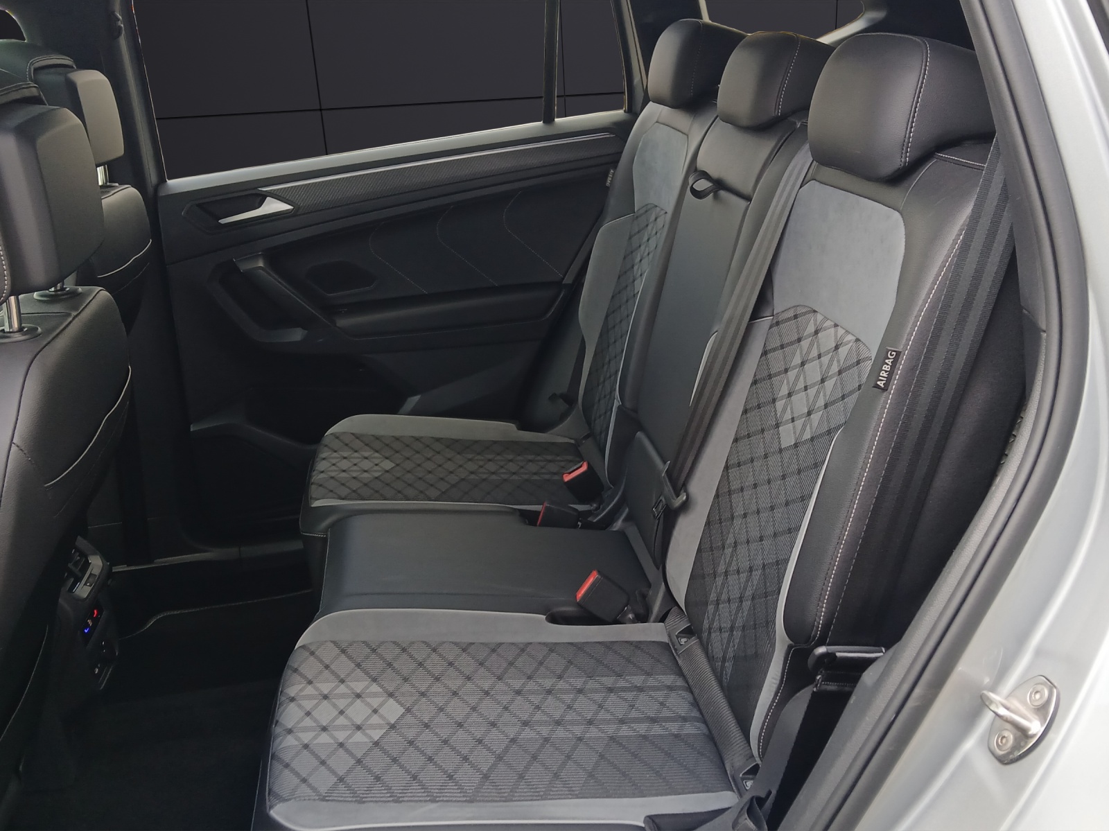 Fahrzeugabbildung Volkswagen Tiguan Allspace TSI R-Line DSG 4M LED PANO RFK SH