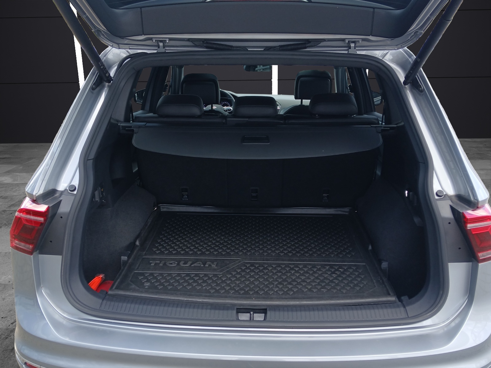 Fahrzeugabbildung Volkswagen Tiguan Allspace TSI R-Line DSG 4M LED PANO RFK SH