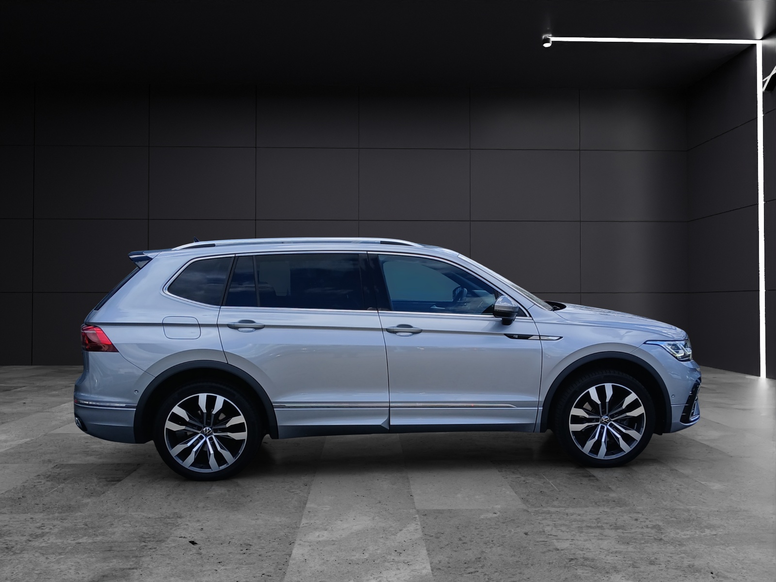 Fahrzeugabbildung Volkswagen Tiguan Allspace TSI R-Line DSG 4M LED PANO RFK SH