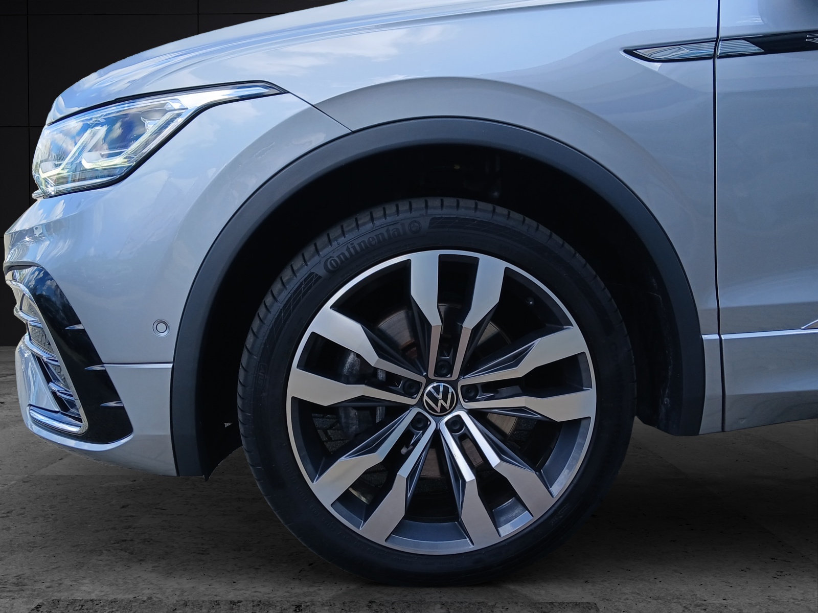 Fahrzeugabbildung Volkswagen Tiguan Allspace TSI R-Line DSG 4M LED PANO RFK SH